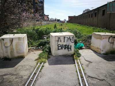 In questo punto ci attende l�ultima sopresa del tour. 
Alcuni piccoli blocchi di cemento nascondono infatti ci� che resta di antichi binari ora completamente avvolti dall�erba alta